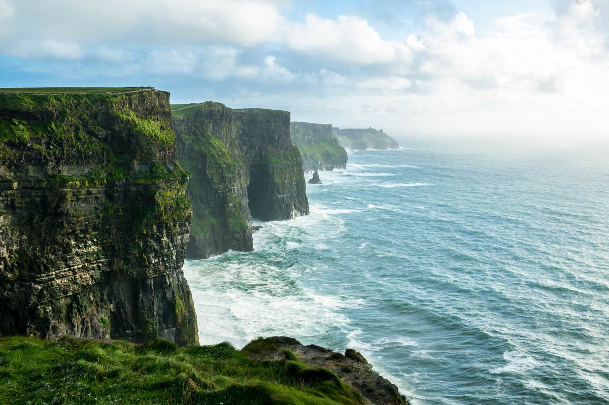 Ireland being separated. Океан скалы мохер Ирландия. Утёсы мохер Ирландия. Остров Клер Ирландия. Утёсы мохер Ирландия фото.